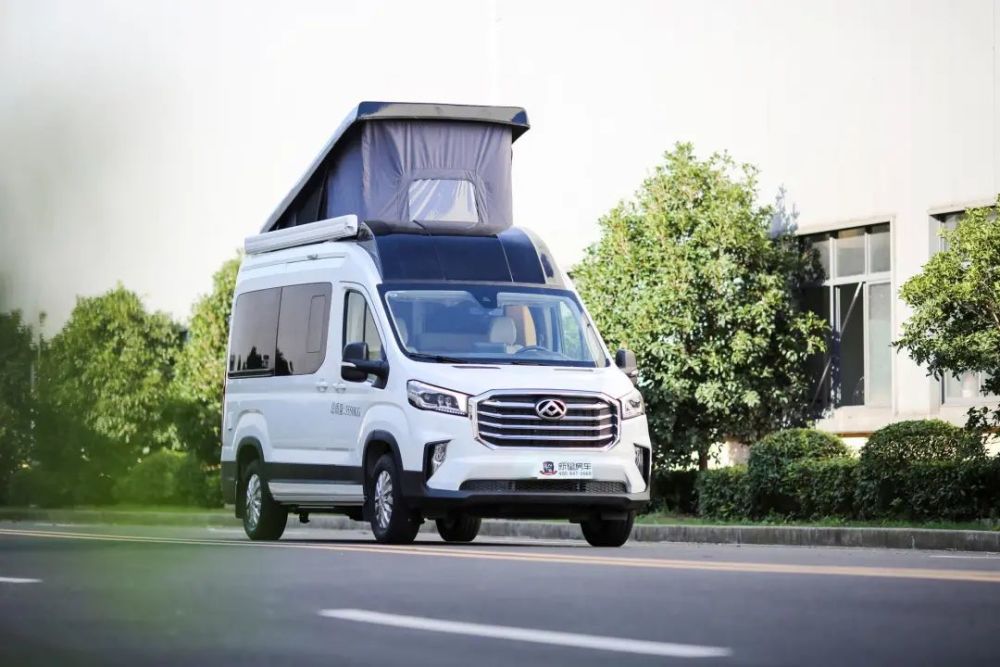 首款升顶的v90b型房车两张大床还带多功能卫生间