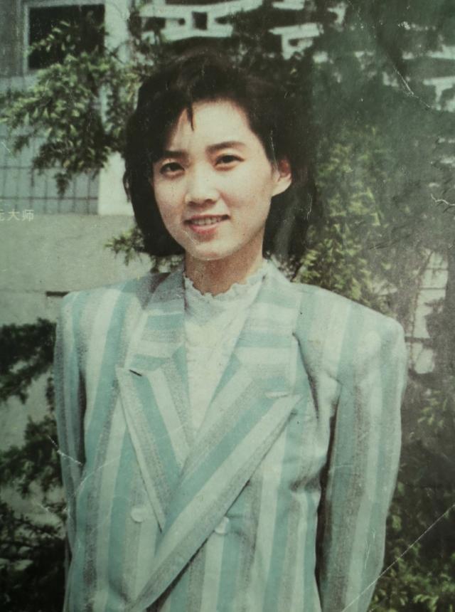 李修平|3次高考落榜，两段婚姻无儿无女，央视主播李修平57岁仍是女神