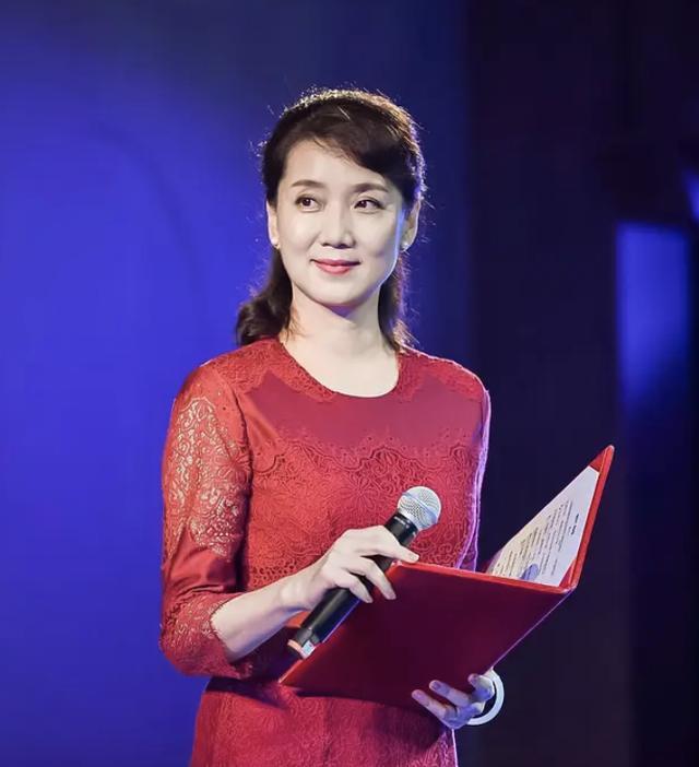 李修平|3次高考落榜，两段婚姻无儿无女，央视主播李修平57岁仍是女神