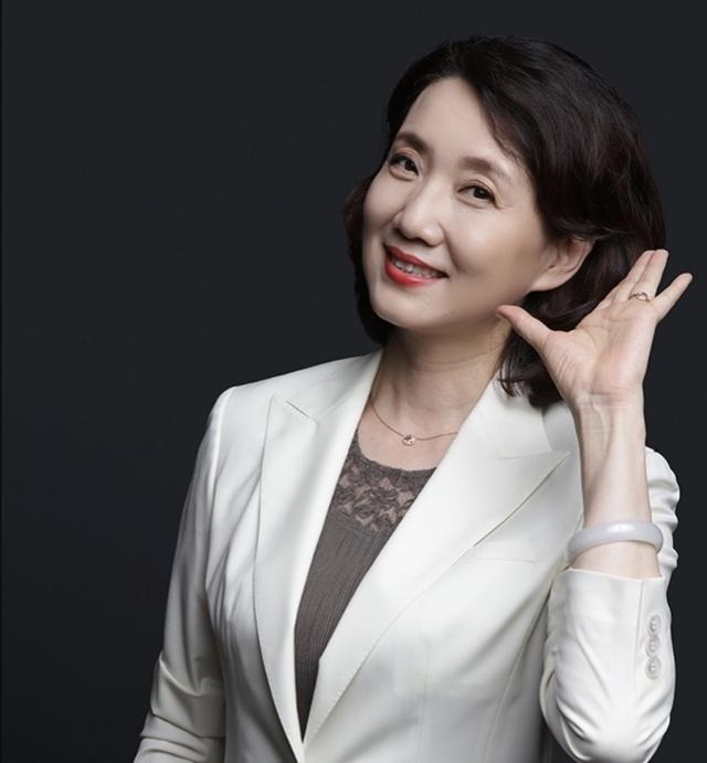 李修平|3次高考落榜，两段婚姻无儿无女，央视主播李修平57岁仍是女神