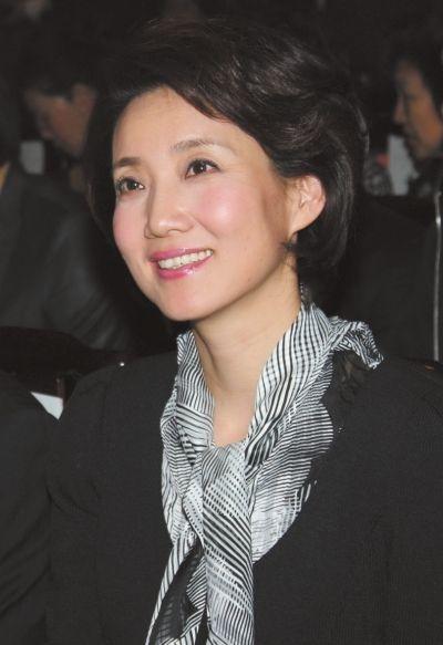 李修平|3次高考落榜，两段婚姻无儿无女，央视主播李修平57岁仍是女神