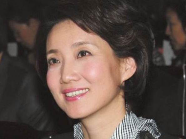 3次高考落榜兩段婚姻無兒無女央視主播李修平57歲仍是女神