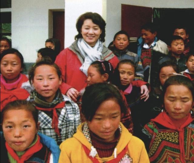 李修平|3次高考落榜，两段婚姻无儿无女，央视主播李修平57岁仍是女神