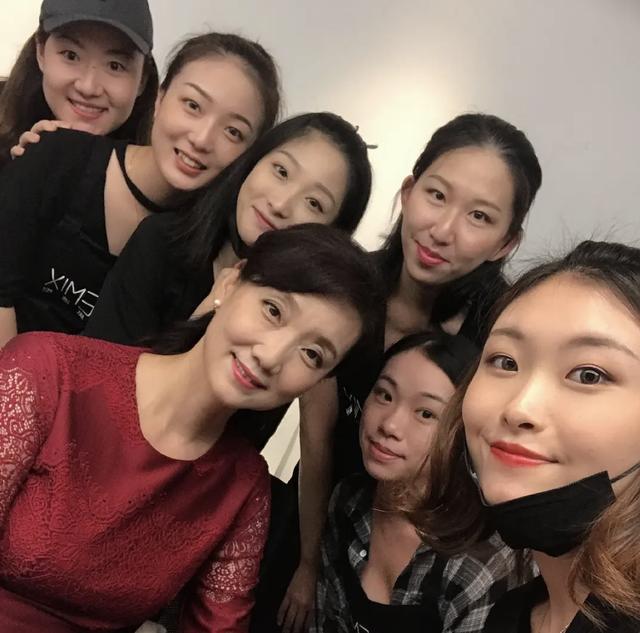 李修平|3次高考落榜，两段婚姻无儿无女，央视主播李修平57岁仍是女神