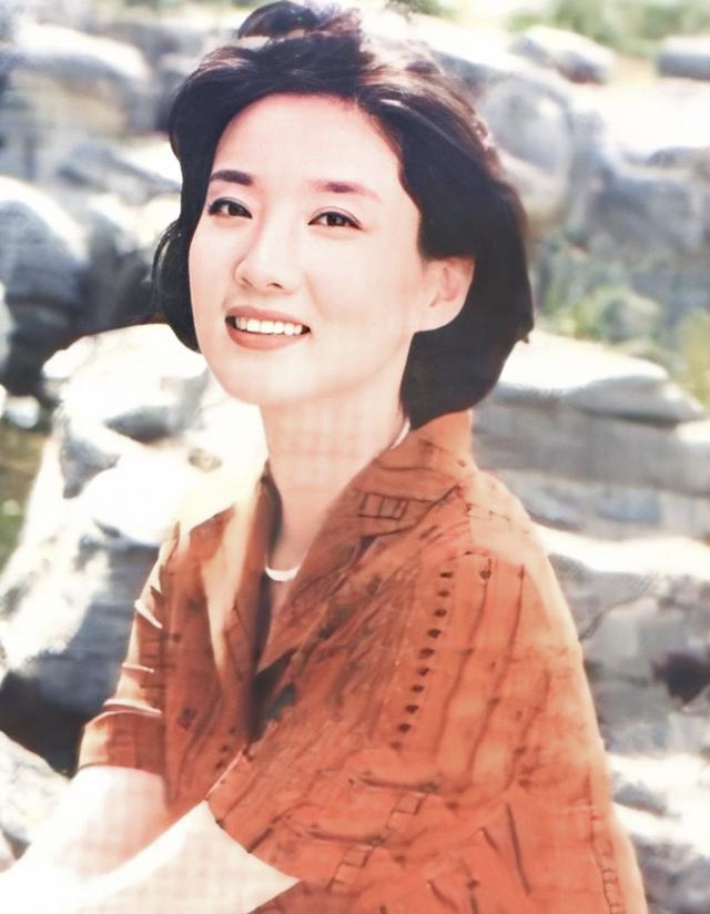 李修平|3次高考落榜，两段婚姻无儿无女，央视主播李修平57岁仍是女神