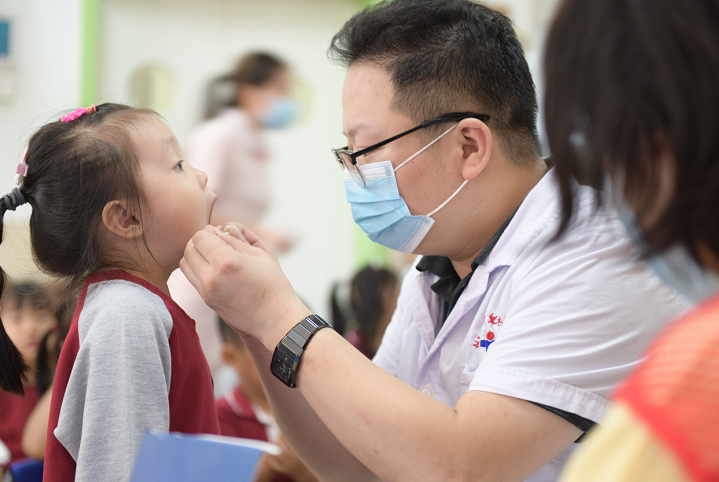 湖南省儿童医院口腔科的专家为300多名3至6岁的小朋友做口腔检查和