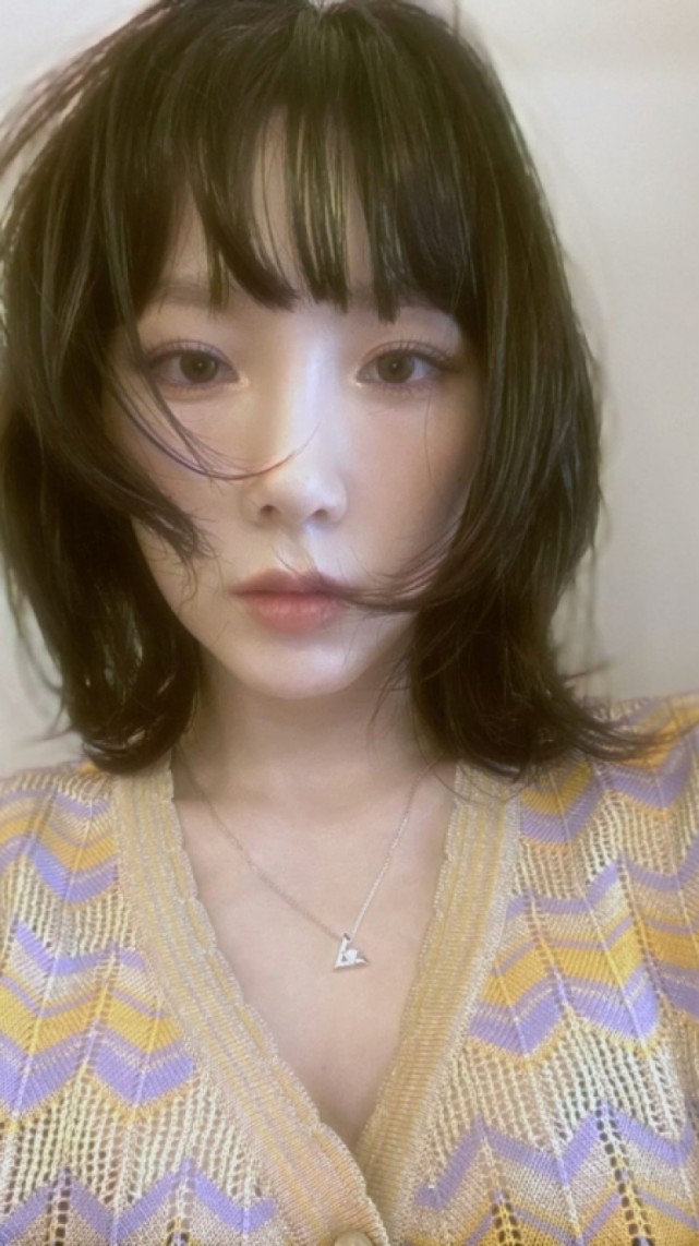 少女时代队长泰妍最近不仅染回黑发,上个月将剪短后的短发造型,更加