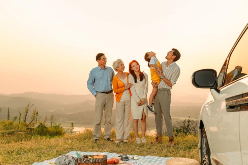透过艾力绅大天窗 就能感受到一片片 长达数米的风车桨叶 从头顶擦过