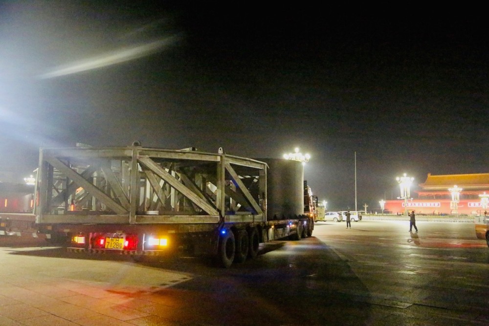 天安门广场|“祝福祖国”大花篮进场，今天凌晨天安门广场是这样