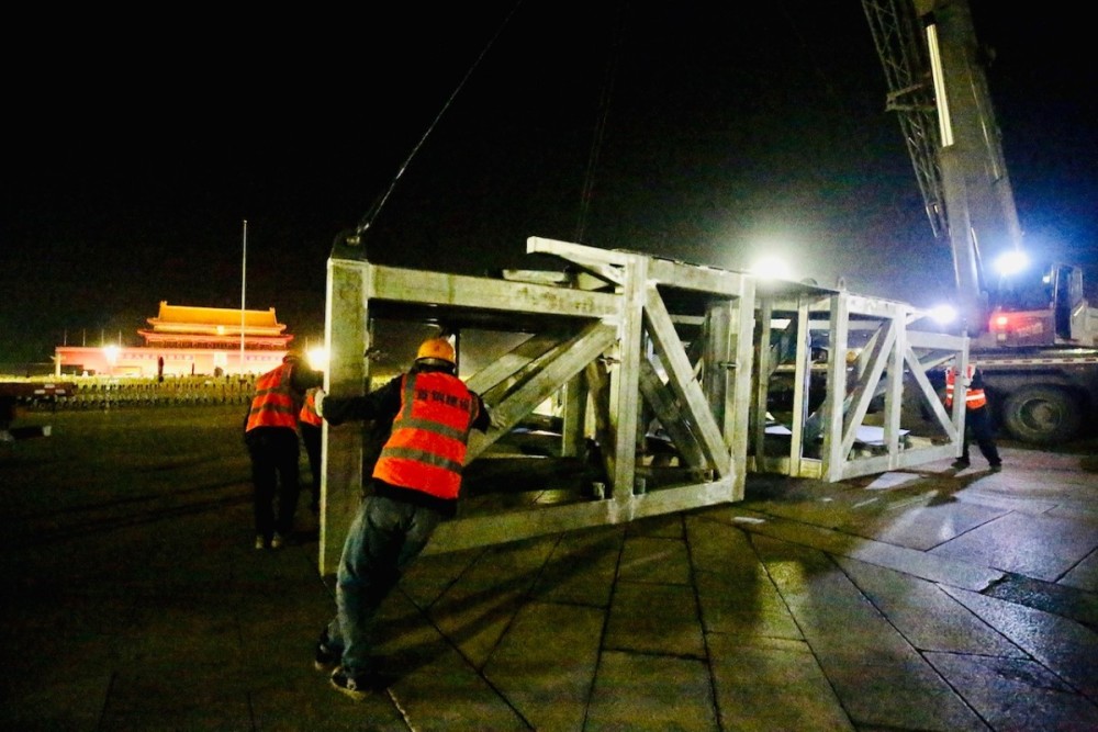 天安门广场|“祝福祖国”大花篮进场，今天凌晨天安门广场是这样