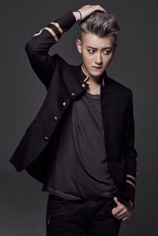 黄子韬父亲黄忠东因病离世,享年52岁,留百亿资产给黄子韬