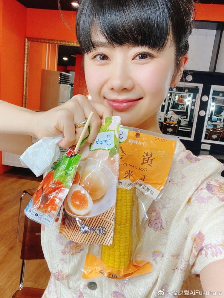 福原爱连续工作20个小时!扎花苞头嘟嘴太可爱,老公心疼送美食