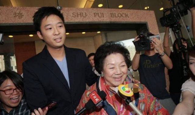 霍英东原配出殡,霍家儿女为吕燕妮送终,曾插手霍启山章子怡恋情