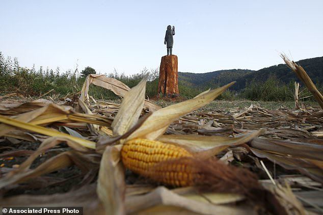 梅拉尼娅·特朗普|梅拉尼娅新铜像在家乡斯洛文尼亚落成，面部很不像她