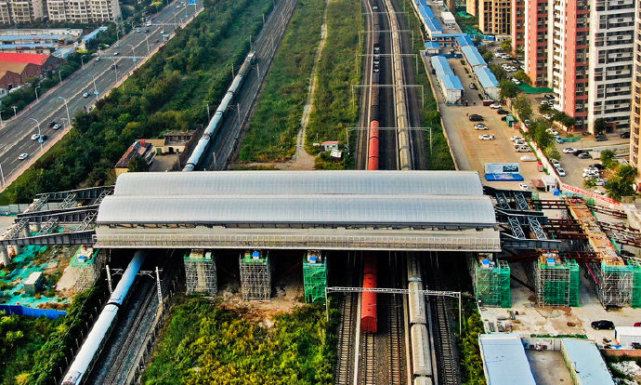 9400吨槽型梁成功跨越津山铁路