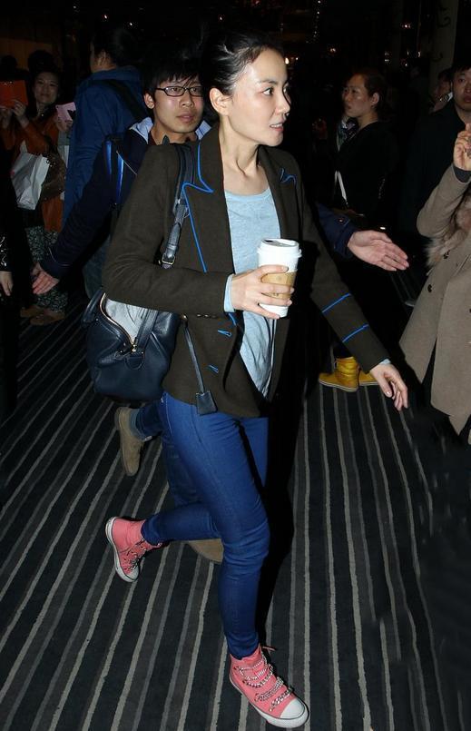 王菲搭配功力真强大,这种死亡配色一般人不敢碰,她却穿出时尚感