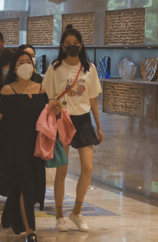 关晓彤偶遇路人被抓拍看清生图下的腿后女生都不敢想