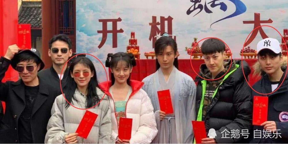 回看《琉璃》开机照:成毅袁冰妍般配,"小银花"腿长太抢镜