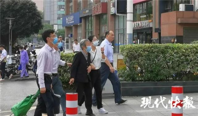 受害者母亲在法院工作人员的陪同下进入南京市中级人民法院时间线