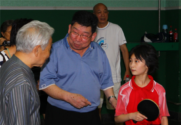中国首位乒乓球男双世界冠军在香港去世，曾任女乒主教练