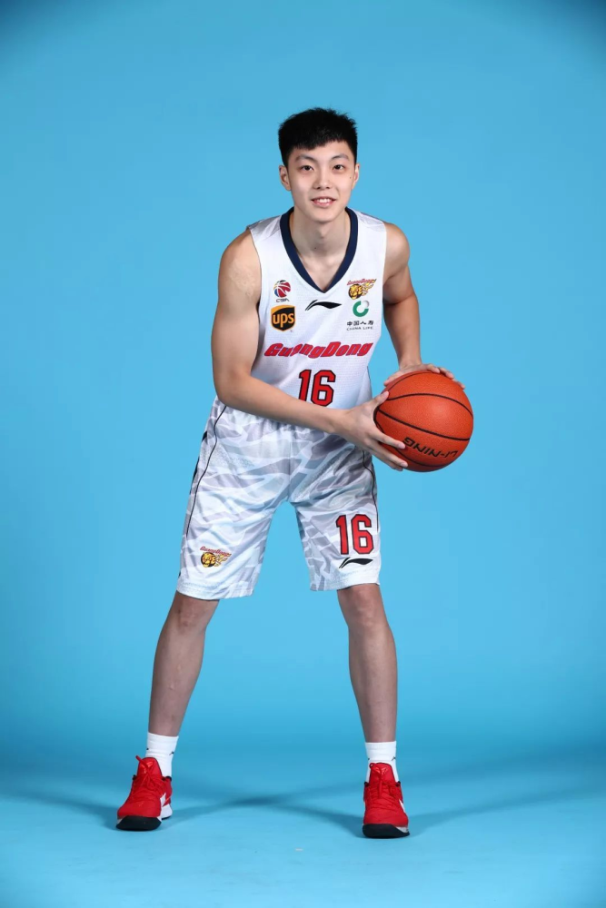 中国男篮队长胡明轩曾跟丁彦雨航父亲练球沉迷游戏被杜锋劝回