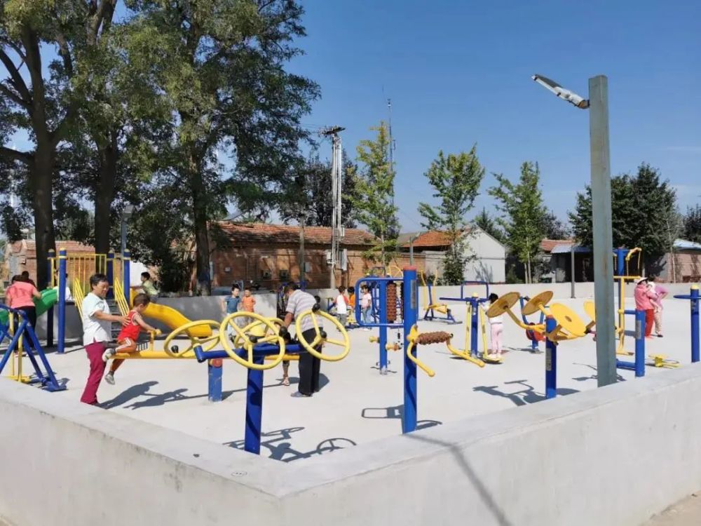 西集这个村臭水沟变健身小广场!还修了三条"主干道"