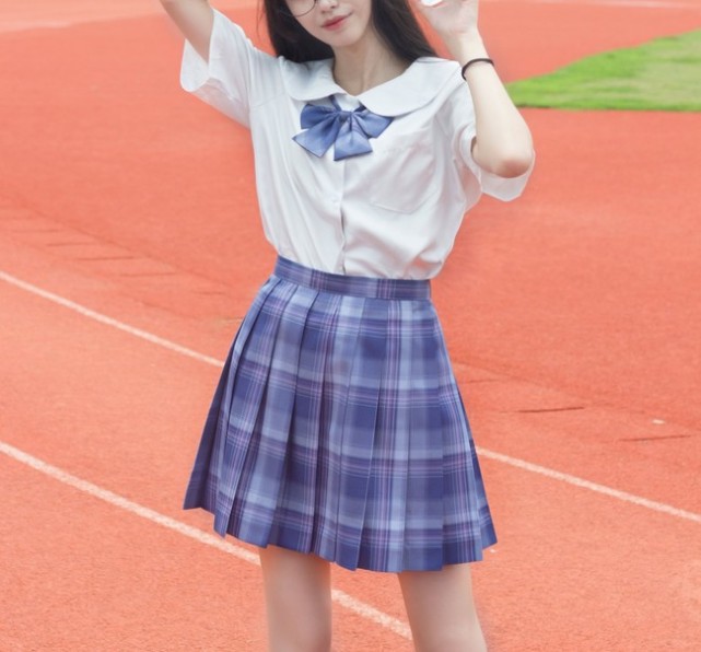 jk日常:在球场的漂亮小姐姐