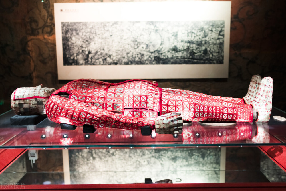 考古|古墓西耳室南墙根下，挖出金光闪闪天下孤品，可用来调遣千军万马