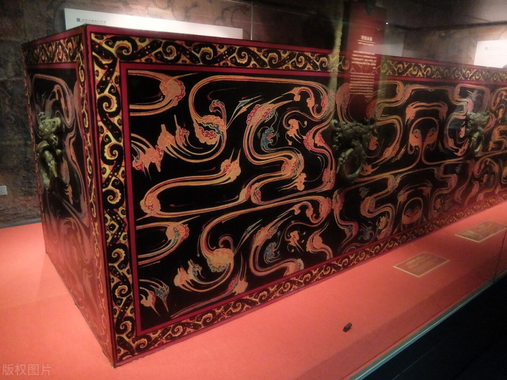 考古|古墓西耳室南墙根下，挖出金光闪闪天下孤品，可用来调遣千军万马