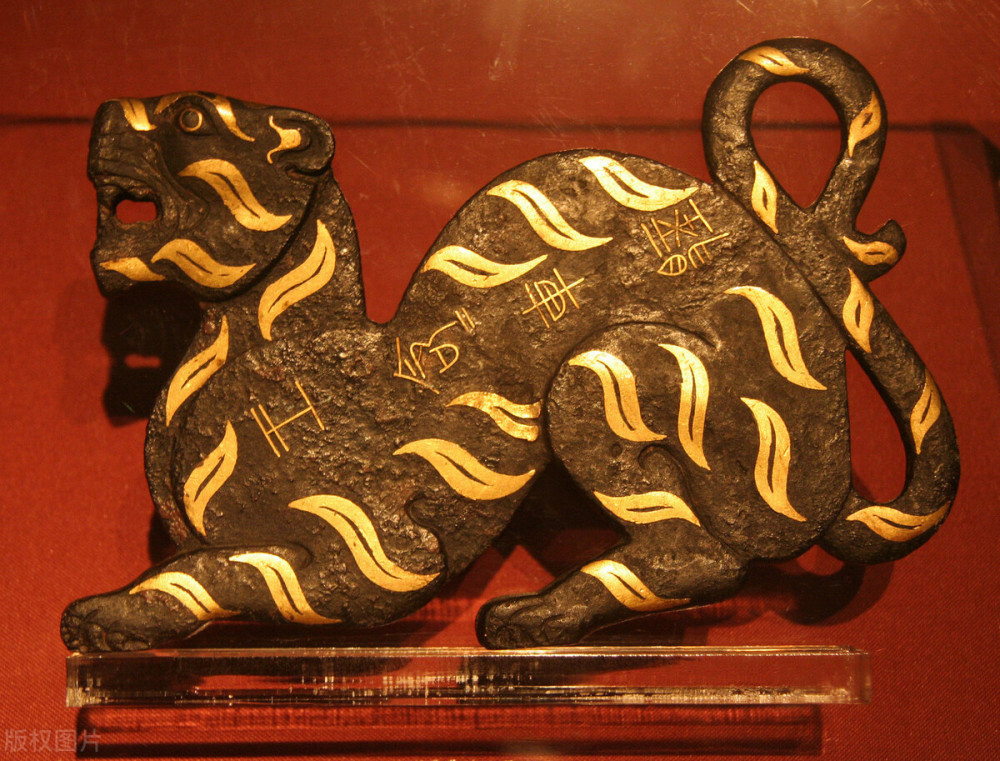 考古|古墓西耳室南墙根下，挖出金光闪闪天下孤品，可用来调遣千军万马