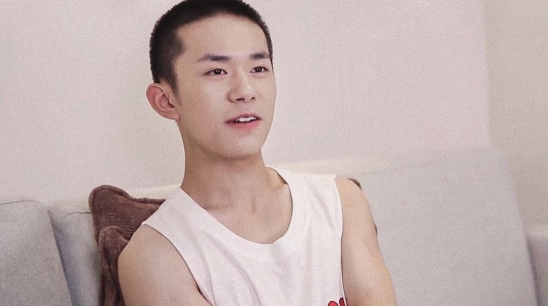 易烊千玺代言图被嘲抬头纹明显太苍老嘴型不好看还凸出