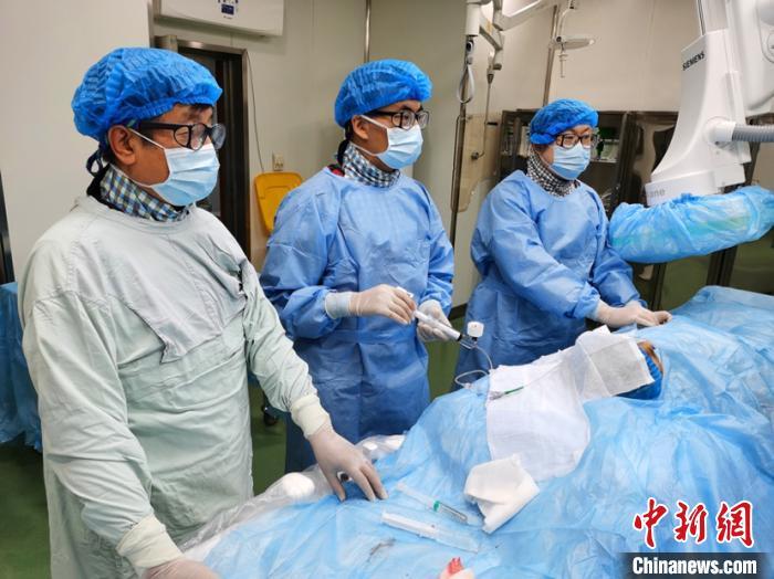 黑龙江省首例“巧克力”球囊扩张治疗手术成功