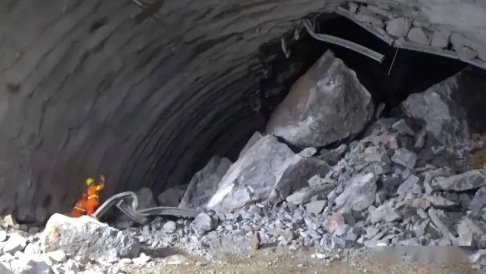 由于塌方位置地质条件复杂,隧道左道尚未贯通,塌方处离隧道口又有一段