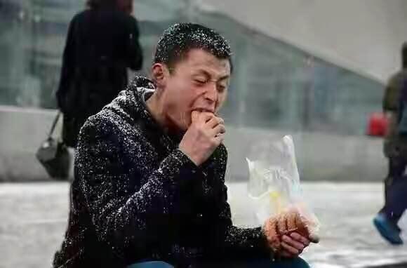 彭怀安|41岁香港男歌手转行当服务员？彭怀安：困难的日子，咬着牙过