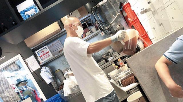 彭怀安|41岁香港男歌手转行当服务员？彭怀安：困难的日子，咬着牙过