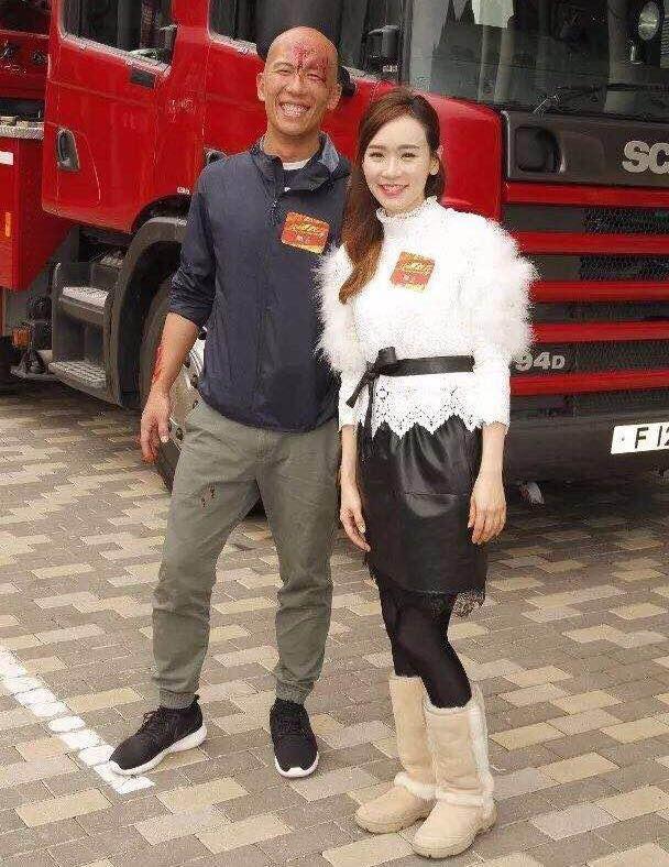 彭怀安|41岁香港男歌手转行当服务员？彭怀安：困难的日子，咬着牙过