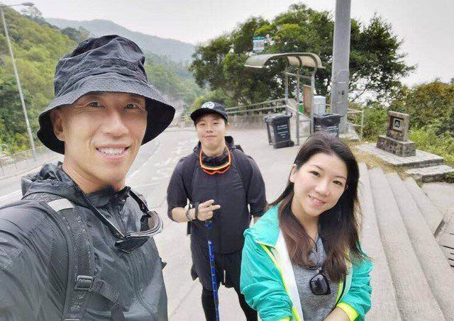 彭怀安|41岁香港男歌手转行当服务员？彭怀安：困难的日子，咬着牙过