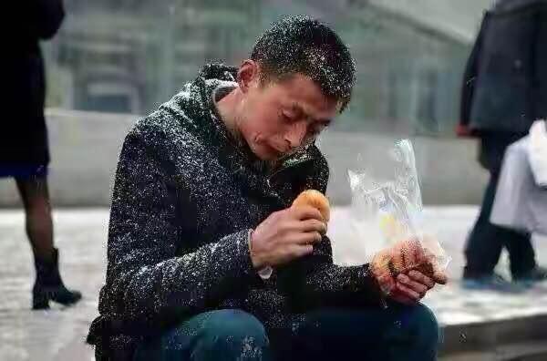 彭怀安|41岁香港男歌手转行当服务员？彭怀安：困难的日子，咬着牙过