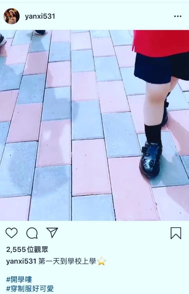 陈妍希晒儿子上学视频，小星星走路酷像老爸