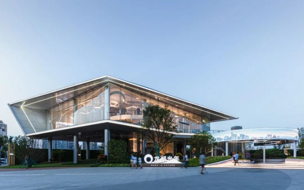 这次,龙湖来势凶猛,带来的产品叫龙湖光年大道,也就是咱们常说的"