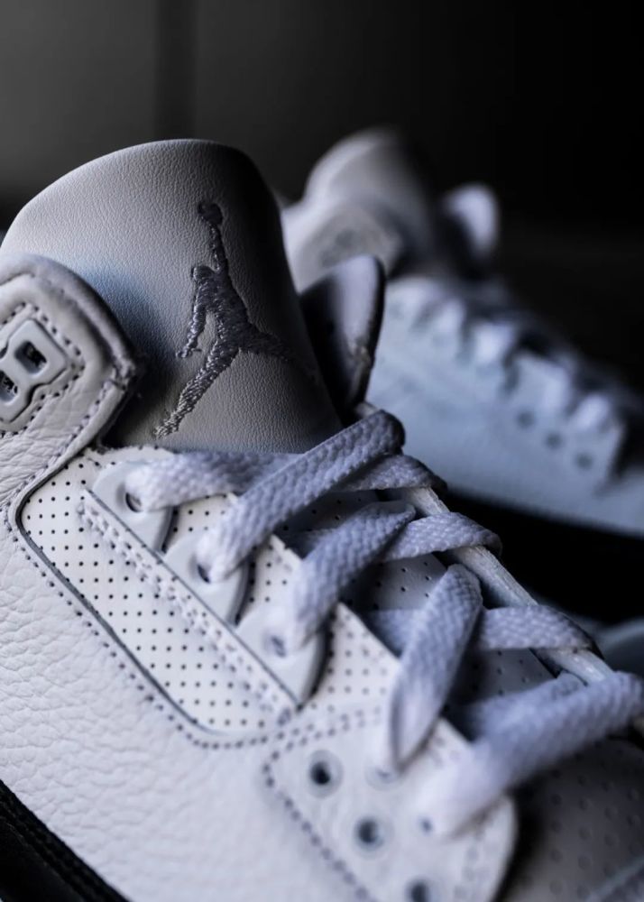 鞋舌 jumpman logo 刺绣扎实,比鞋面质感更白的色泽,看起来非常高级.