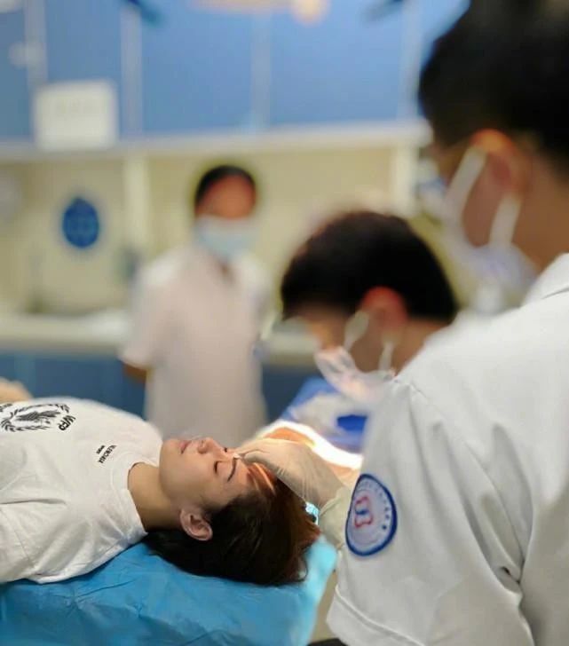 黄鸿升|“小鬼”黄鸿升突然离世，致死原因竟是家中最常见的东西！