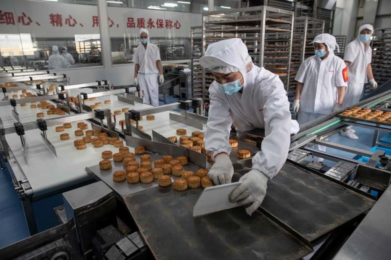 探秘上海日产20万枚月饼的生产车间为啥要用金属探测仪