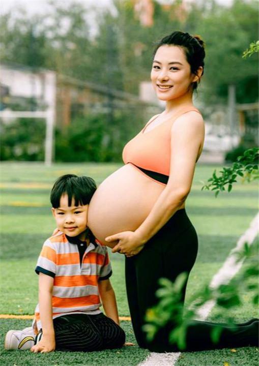 奥运冠军刘璇冲上热搜,怀二胎挺着大肚子倒立劈叉!