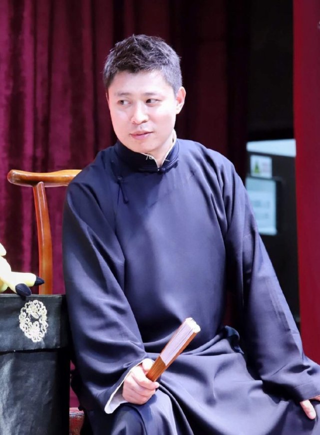 记得当年德云社面临困境的时间,李鹤东和兄弟李云杰仍然选择支持