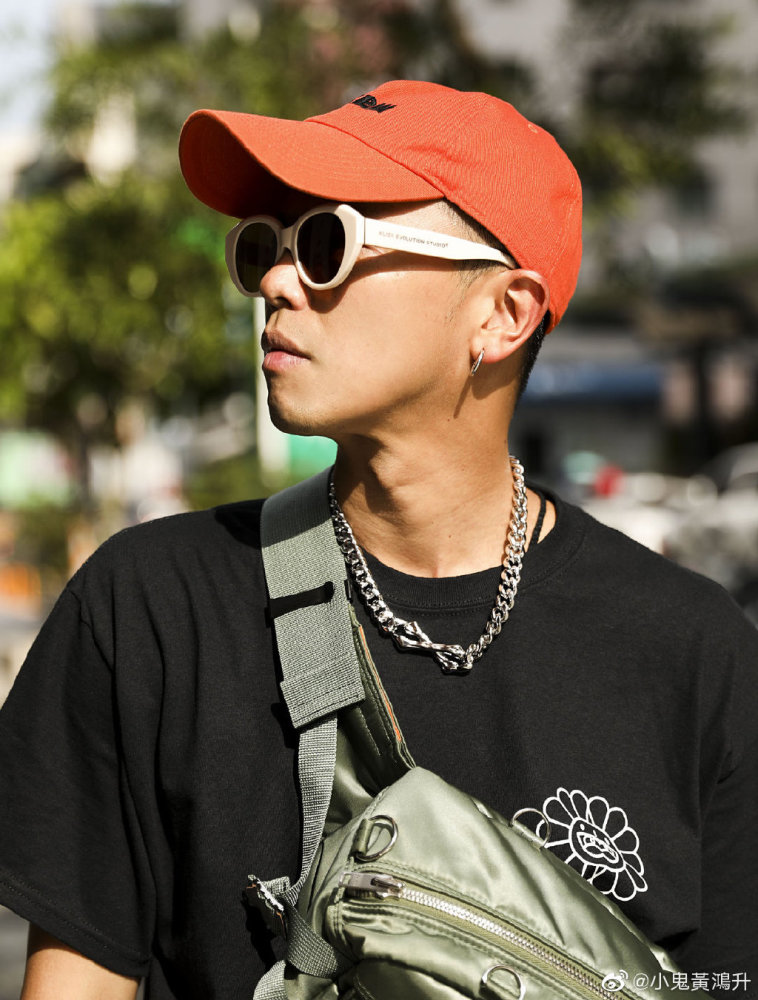 死法太离奇!艺人黄鸿升浴室滑倒身亡!发现时身体已僵硬!