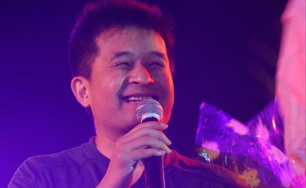 毕福剑跑商演唱歌,被女网红一动作惹恼