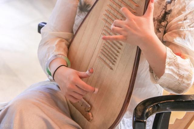 怎样理解转轴拨弦三两声未成曲调先有情的朦胧意境