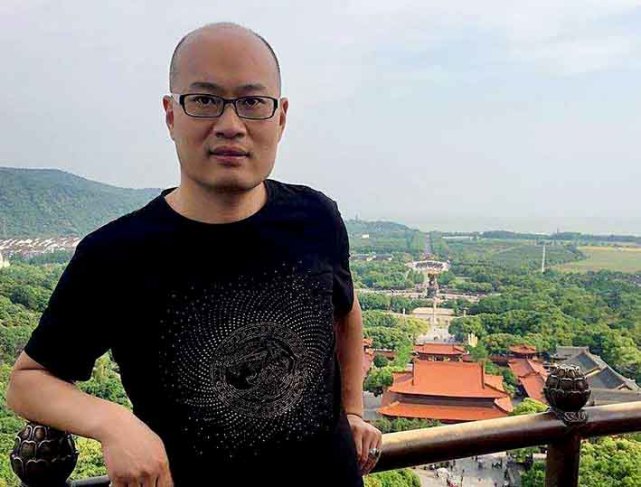 杜建国从色彩的把控到题材的创新都有自己独到的见解