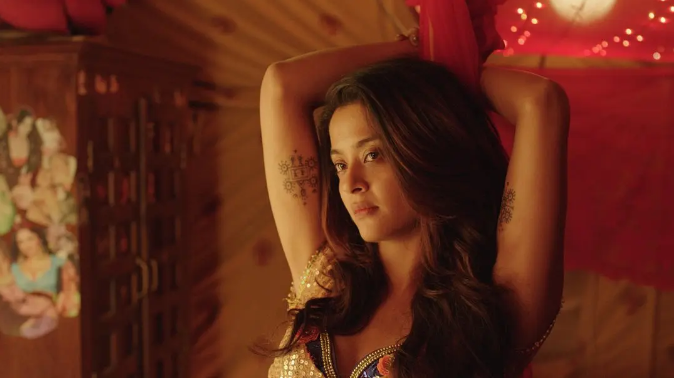 比莉不好过比莉也不好过,因为她一直拒绝客户,老板新找了一个年轻舞者